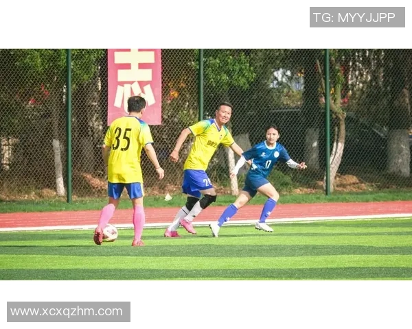 没有明星球员也能精彩纷呈的足球世界，展现团队力量与拼搏精神